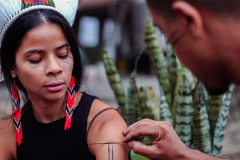 Lian-Gaia-atriz-indigena-sendo-pintada-com-tinta-de-jenipapo-na-Aldeia-Marakana
