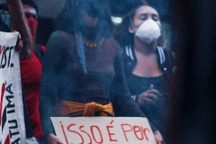 Protesto-indigena-no-centro-da-cidade-do-Rio-de-Janeiro-em-2021-durante-a-pandemia-com-o-objetivo-de-lutar-contra-o-Marco-Temporal.-2