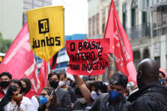 Protesto-indigena-no-centro-da-cidade-do-Rio-de-Janeiro-em-2021-durante-a-pandemia-com-o-objetivo-de-lutar-contra-o-Marco-Temporal